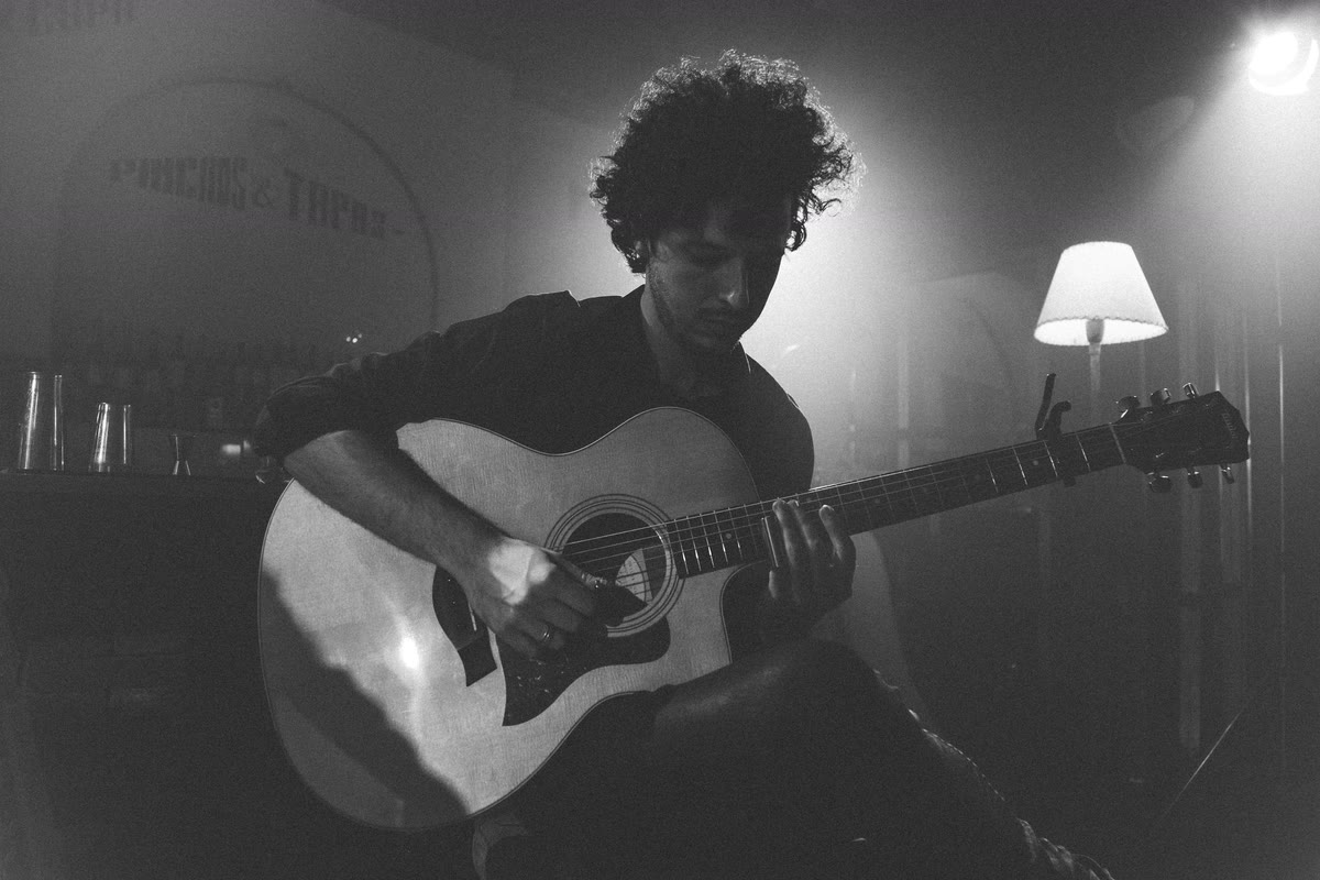 Tano Lunghitano tocando la guitarra en vivo