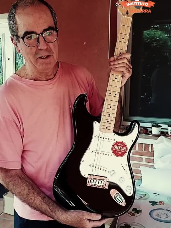 Miguel Ángel con su Squier